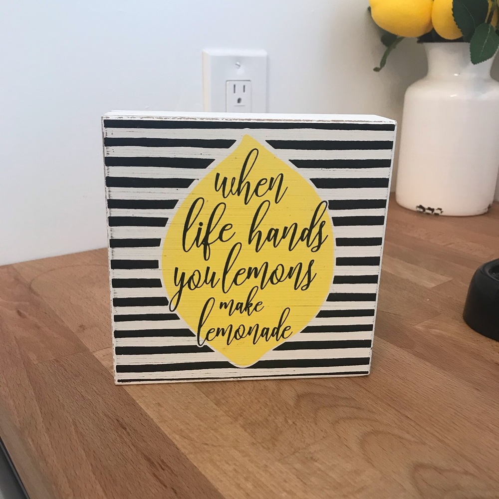 “When life hands you lemons make lemonade” sign